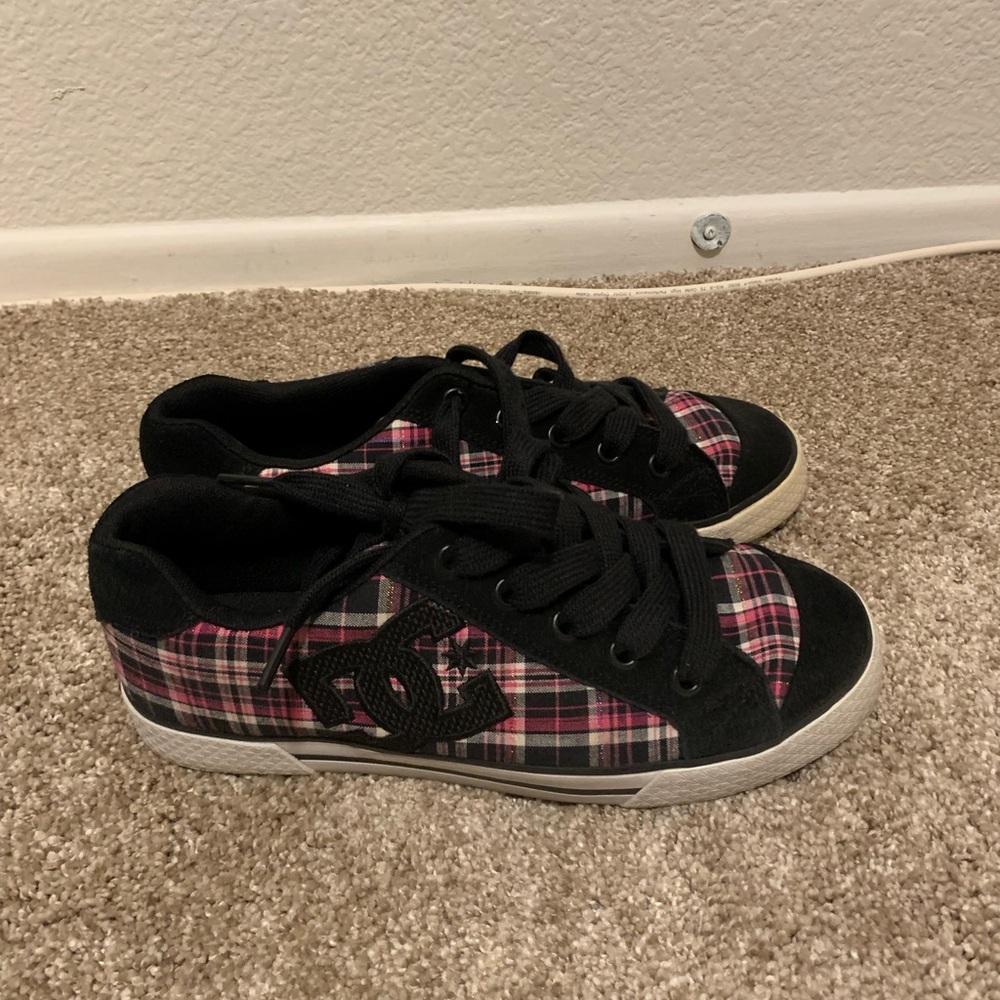 Woman’s DC black and pink shoes